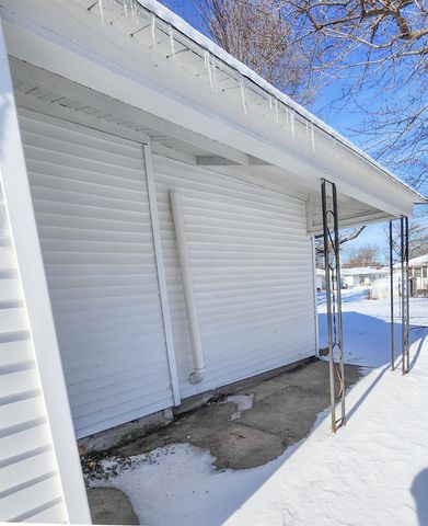 120 Prospect Street, Manchester, IA 52057