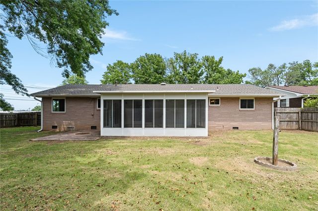 420 W Eliff Street, Siloam Springs, AR 72761