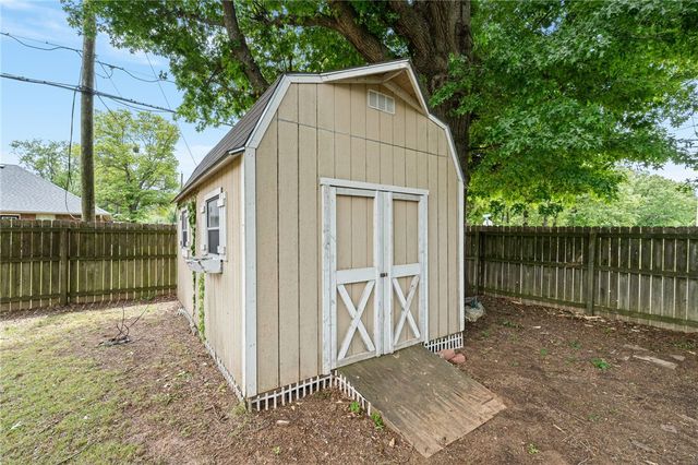 420 W Eliff Street, Siloam Springs, AR 72761