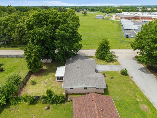 420 W Eliff Street, Siloam Springs, AR 72761