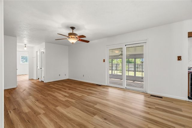 420 W Eliff Street, Siloam Springs, AR 72761