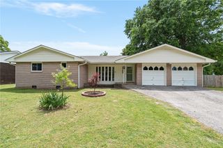 420 W Eliff Street, Siloam Springs, AR 72761