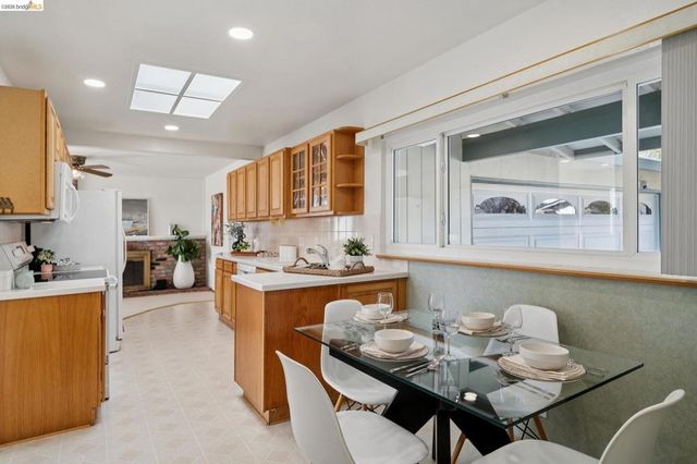 30229 30229 Treeview St, Hayward, CA 94544