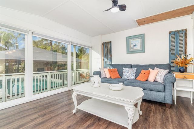 1099 GROVE AVENUE, Mount Dora, FL 32757