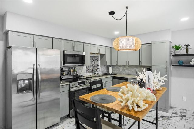 416 73RD AVENUE N 207, St Petersburg, FL 33702
