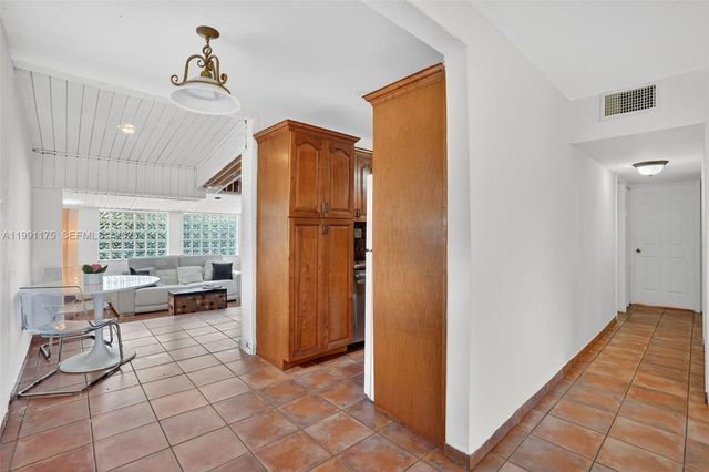 10055 SW 52nd Ter, Miami, FL 33165