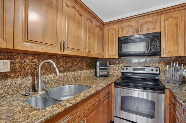 10055 SW 52nd Ter, Miami, FL 33165