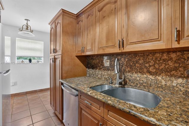 10055 SW 52nd Ter, Miami, FL 33165