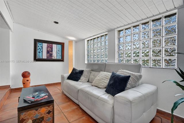 10055 SW 52nd Ter, Miami, FL 33165