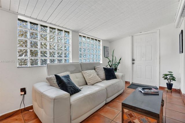 10055 SW 52nd Ter, Miami, FL 33165