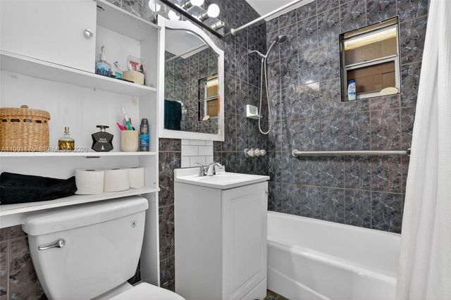 10055 SW 52nd Ter, Miami, FL 33165