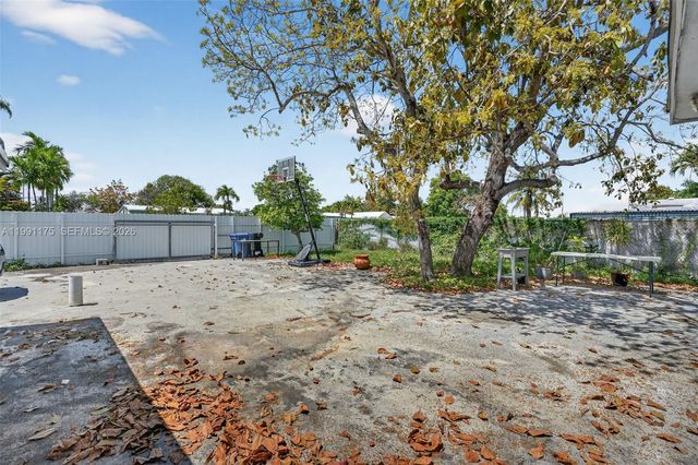 10055 SW 52nd Ter, Miami, FL 33165