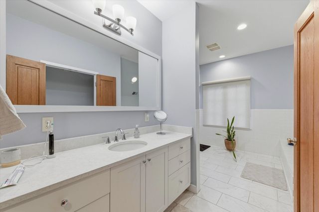 1041 Heather Way, Ann Arbor, MI 48104