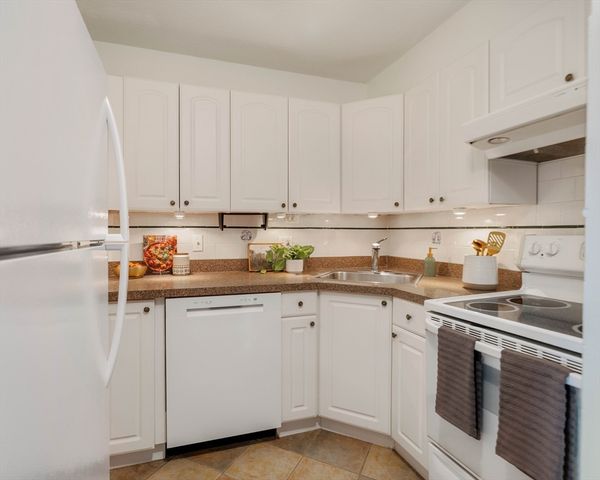 164 Galen St 64, Watertown, MA 02472