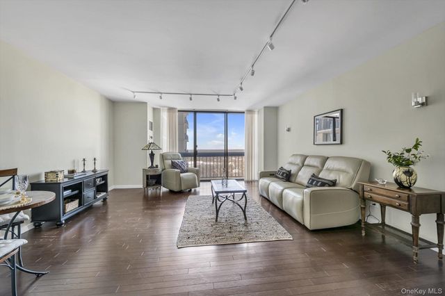 271-10 Grand Central Pkwy 27 Y, Floral Park, NY 11005