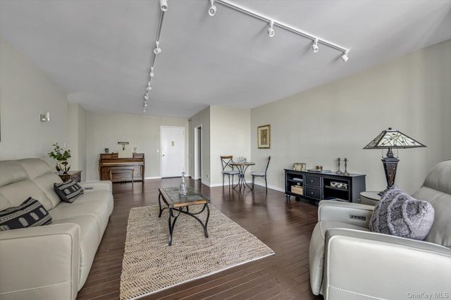 271-10 Grand Central Pkwy 27 Y, Floral Park, NY 11005