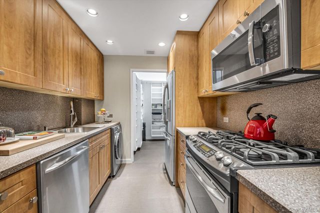 271-10 Grand Central Pkwy 27 Y, Floral Park, NY 11005