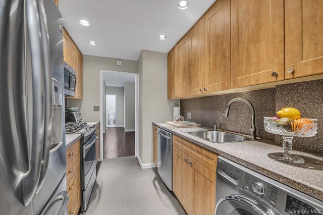 271-10 Grand Central Pkwy 27 Y, Floral Park, NY 11005