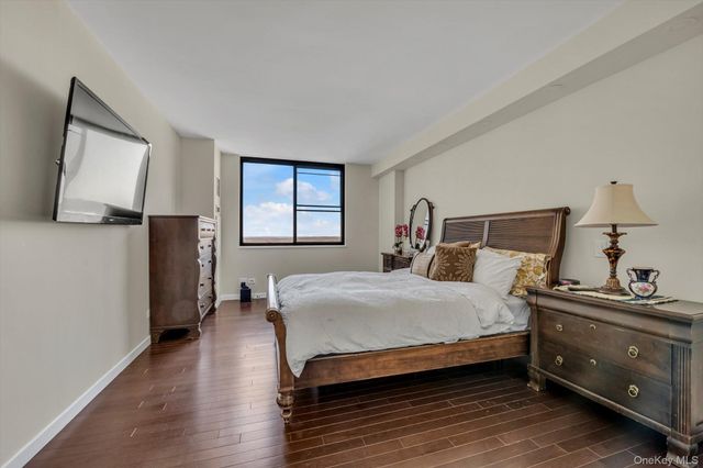 271-10 Grand Central Pkwy 27 Y, Floral Park, NY 11005