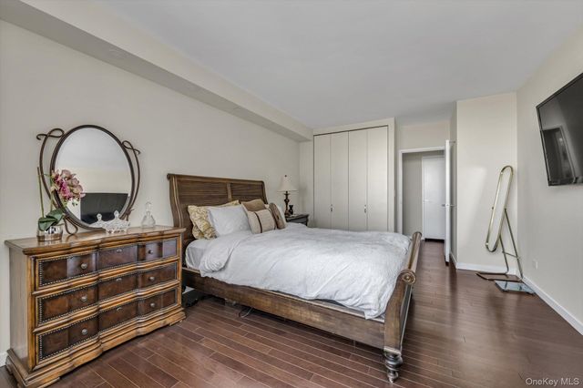 271-10 Grand Central Pkwy 27 Y, Floral Park, NY 11005