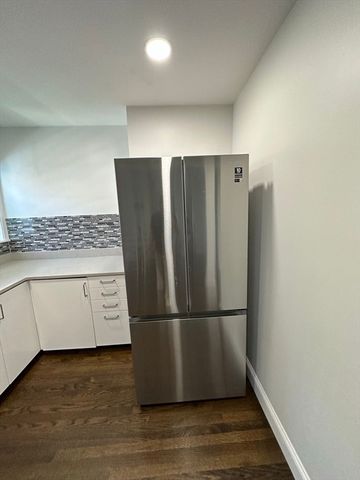 11 Barton St, Salem, MA 01970