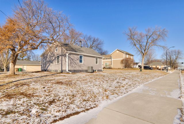 606 1st Avenue S, Altoona, IA 50009