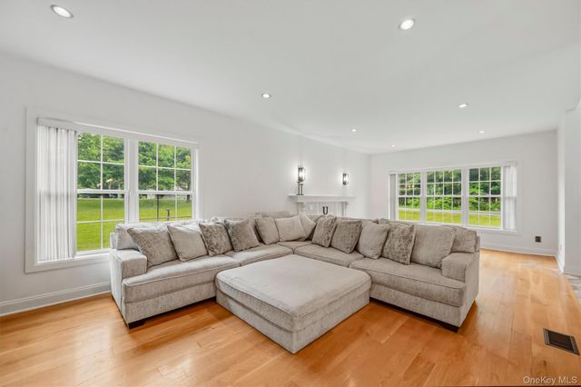8 Darmstadter Road, Bloomingburg, NY 12721