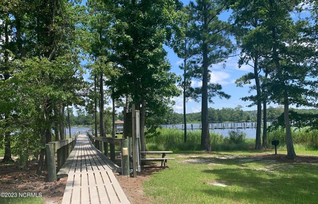 21 Meadow Lane, Arapahoe, NC 28510