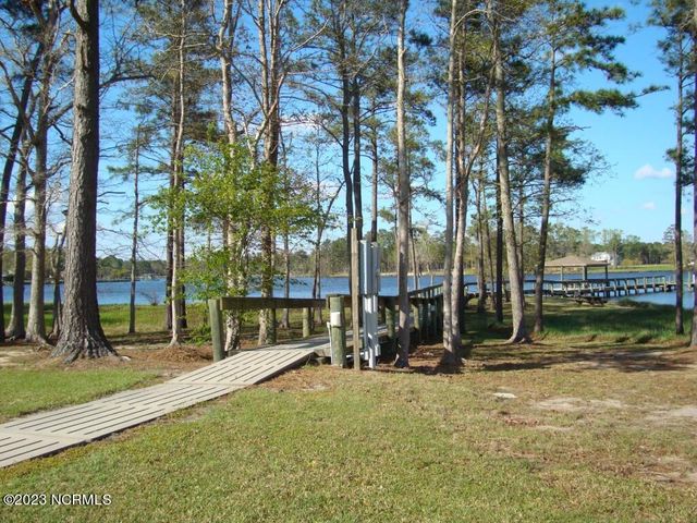 21 Meadow Lane, Arapahoe, NC 28510