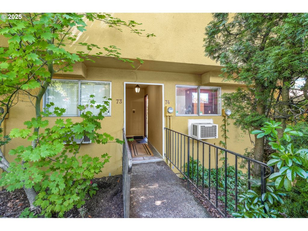 839 Sw BROADWAY Dr 74, Portland, OR 97201