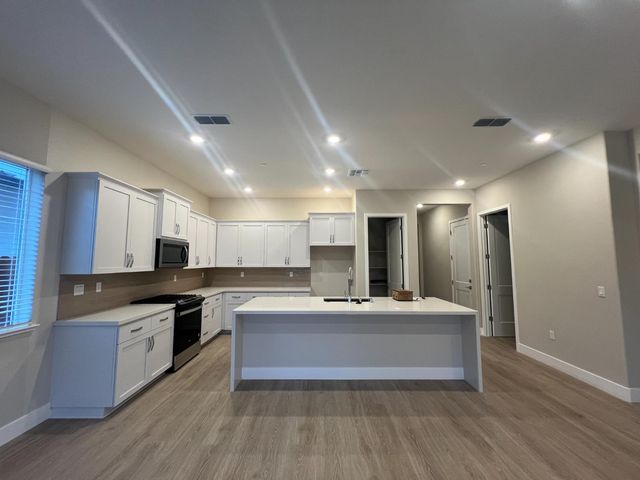 9073 Elliott Springs Dr, Elk Grove, CA 95624