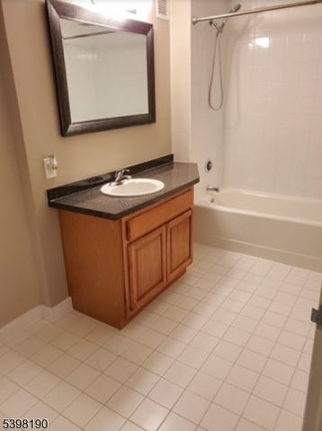 1 Carriage City Plz U613 613, Rahway City, NJ 07065