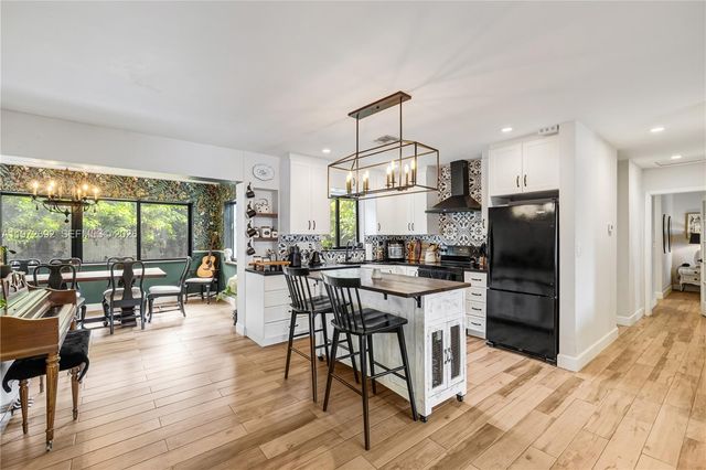 2421 NE 187th St, Miami, FL 33180