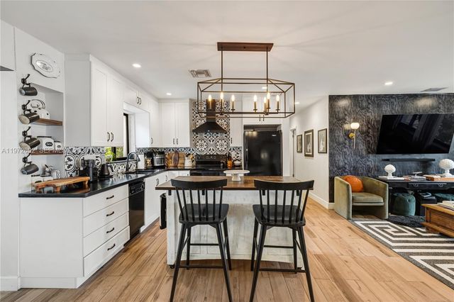 2421 NE 187th St, Miami, FL 33180