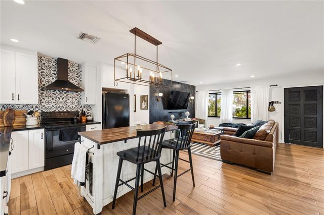 2421 NE 187th St, Miami, FL 33180