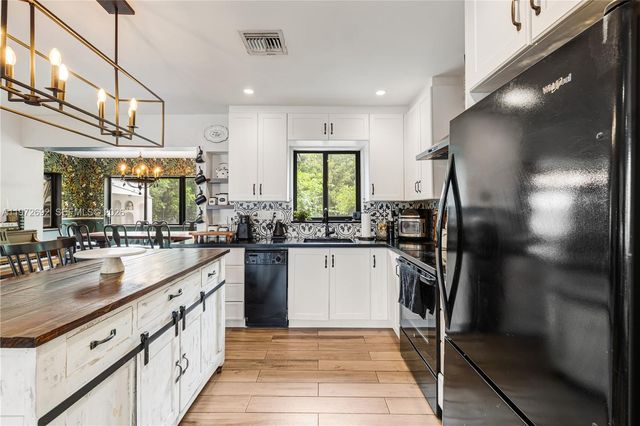 2421 NE 187th St, Miami, FL 33180