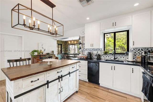 2421 NE 187th St, Miami, FL 33180