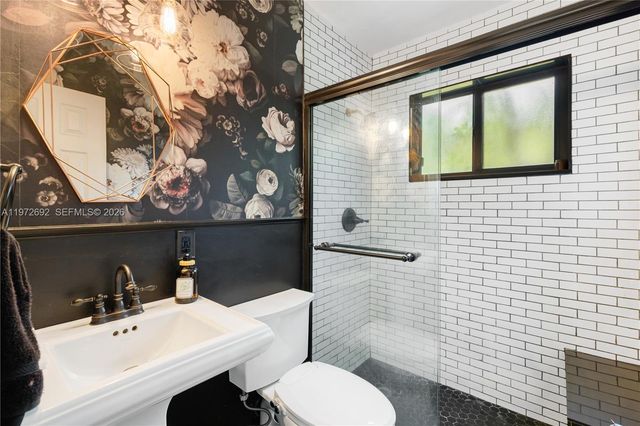 2421 NE 187th St, Miami, FL 33180