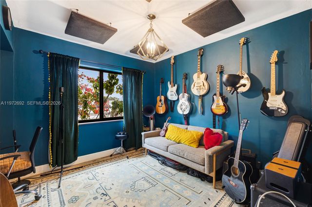 2421 NE 187th St, Miami, FL 33180