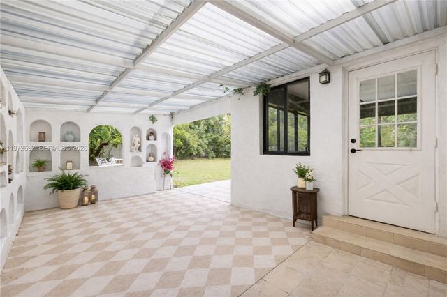 2421 NE 187th St, Miami, FL 33180