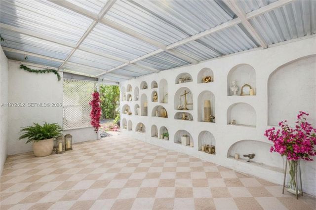 2421 NE 187th St, Miami, FL 33180