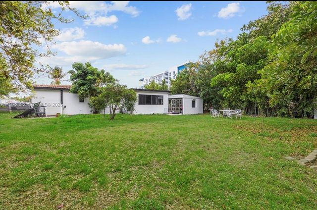 2421 NE 187th St, Miami, FL 33180