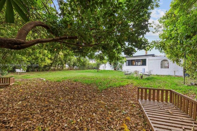 2421 NE 187th St, Miami, FL 33180