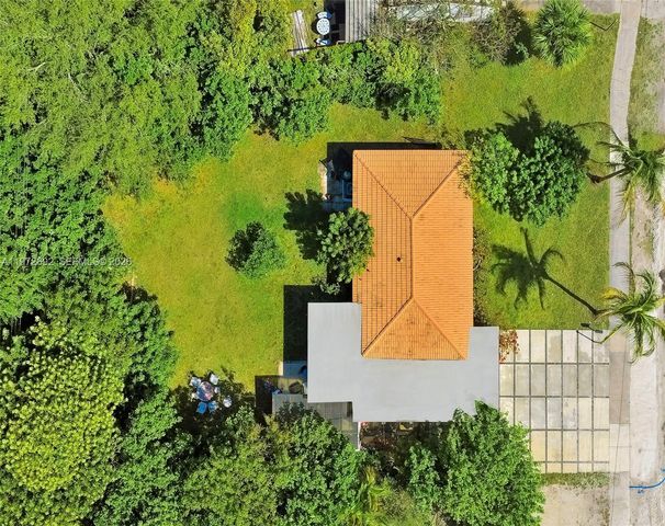 2421 NE 187th St, Miami, FL 33180