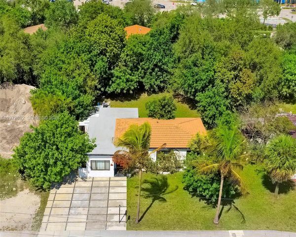 2421 NE 187th St, Miami, FL 33180