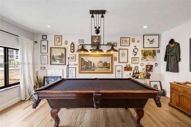 2421 NE 187th St, Miami, FL 33180