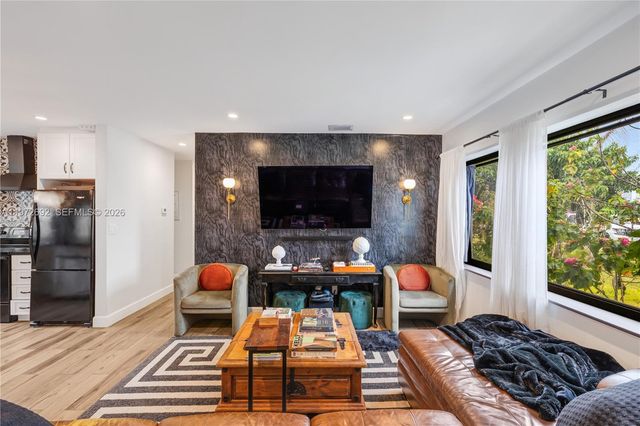 2421 NE 187th St, Miami, FL 33180