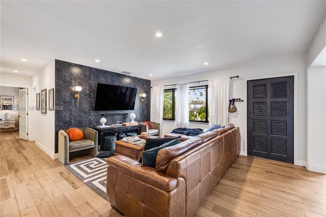 2421 NE 187th St, Miami, FL 33180