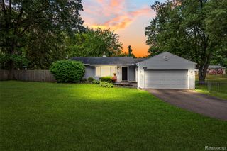129 E Beechdale Street, Commerce Charter Township, MI 48382