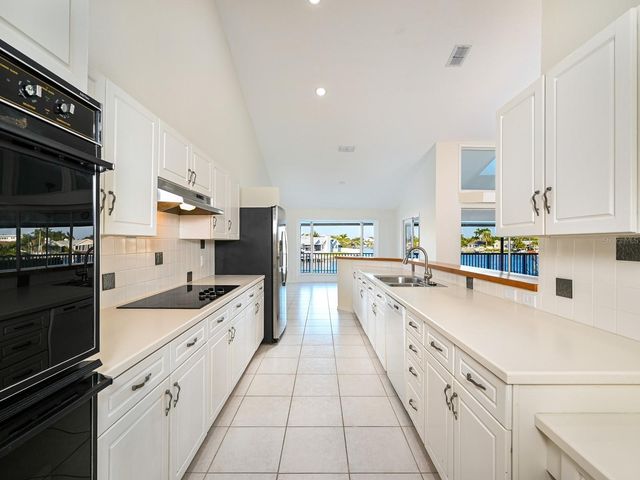 5947 BAYVIEW CIRCLE S, Gulfport, FL 33707